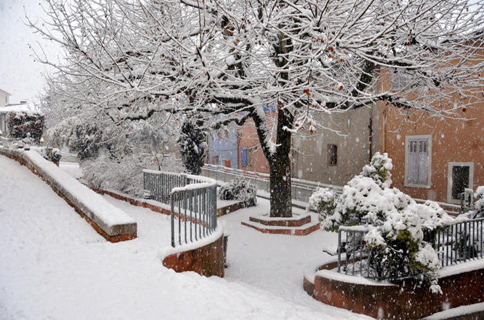 Aubagne neige 7 1 2009 (21)10h42 place sainte rose