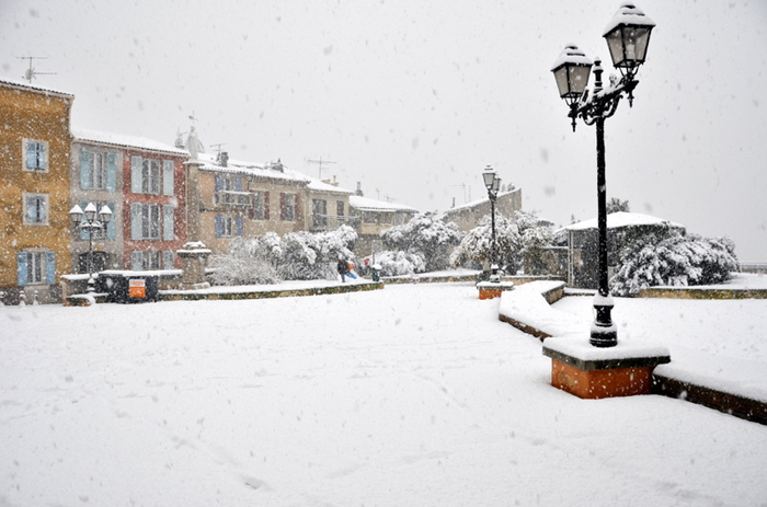 Aubagne neige 7 1 2009 (22)10h44 place de l'église