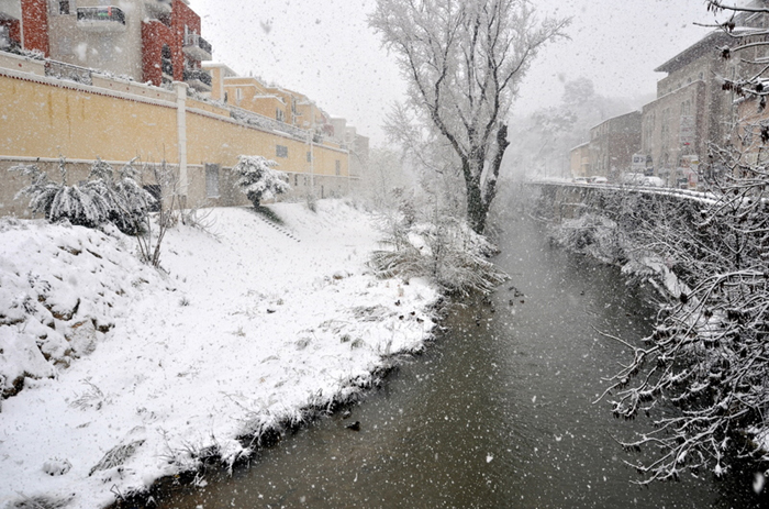 Aubagne neige 7 1 2009 (26)10h51 l'Huveaune